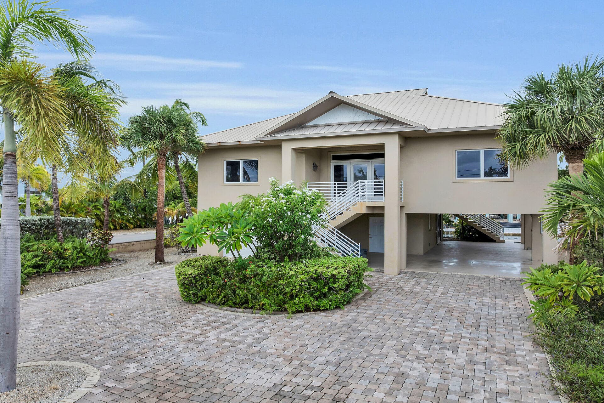 860 Lagoon Drive photo 2