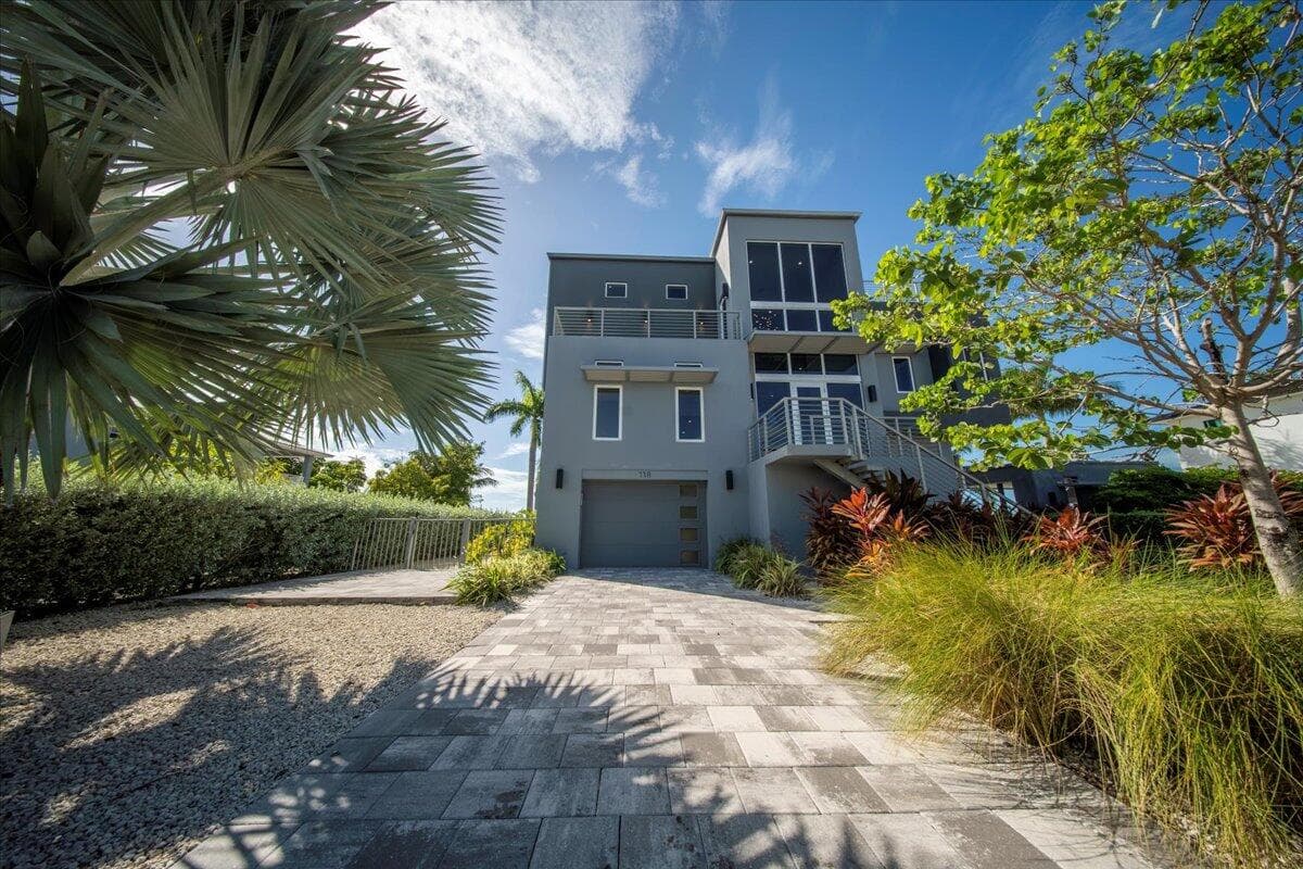 118 Avenue E photo 3