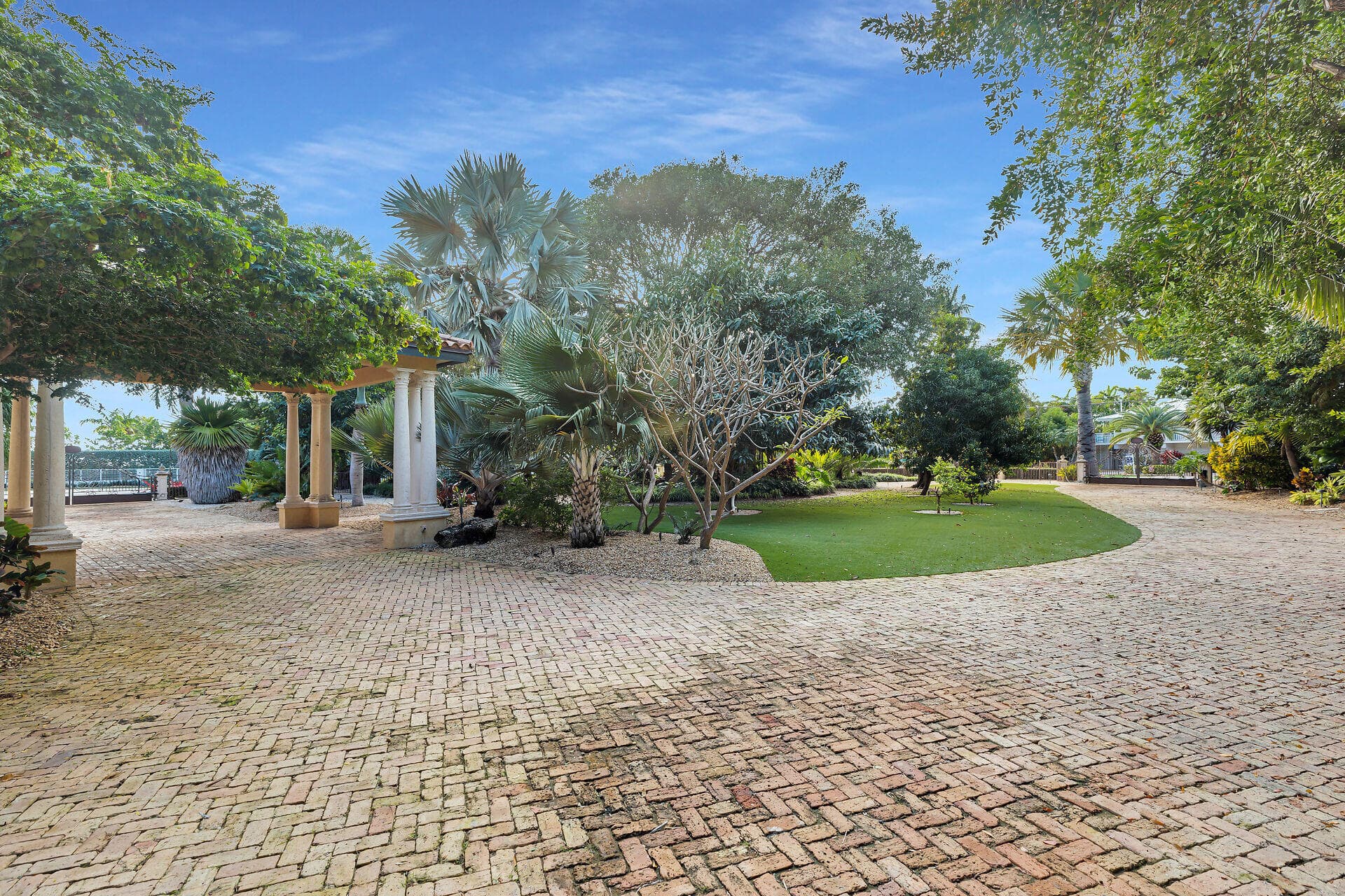 301 Ixora Street photo 4