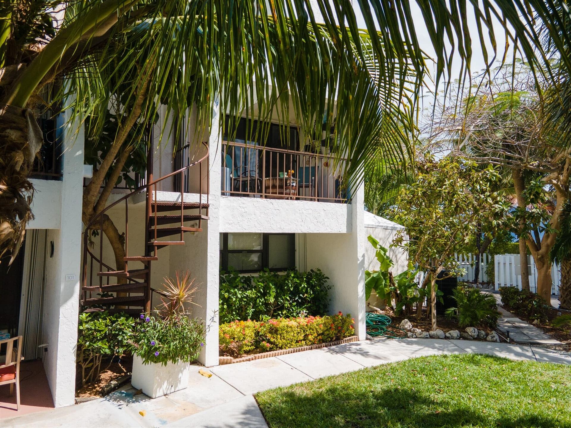 601 W Ocean Drive 105D photo 2