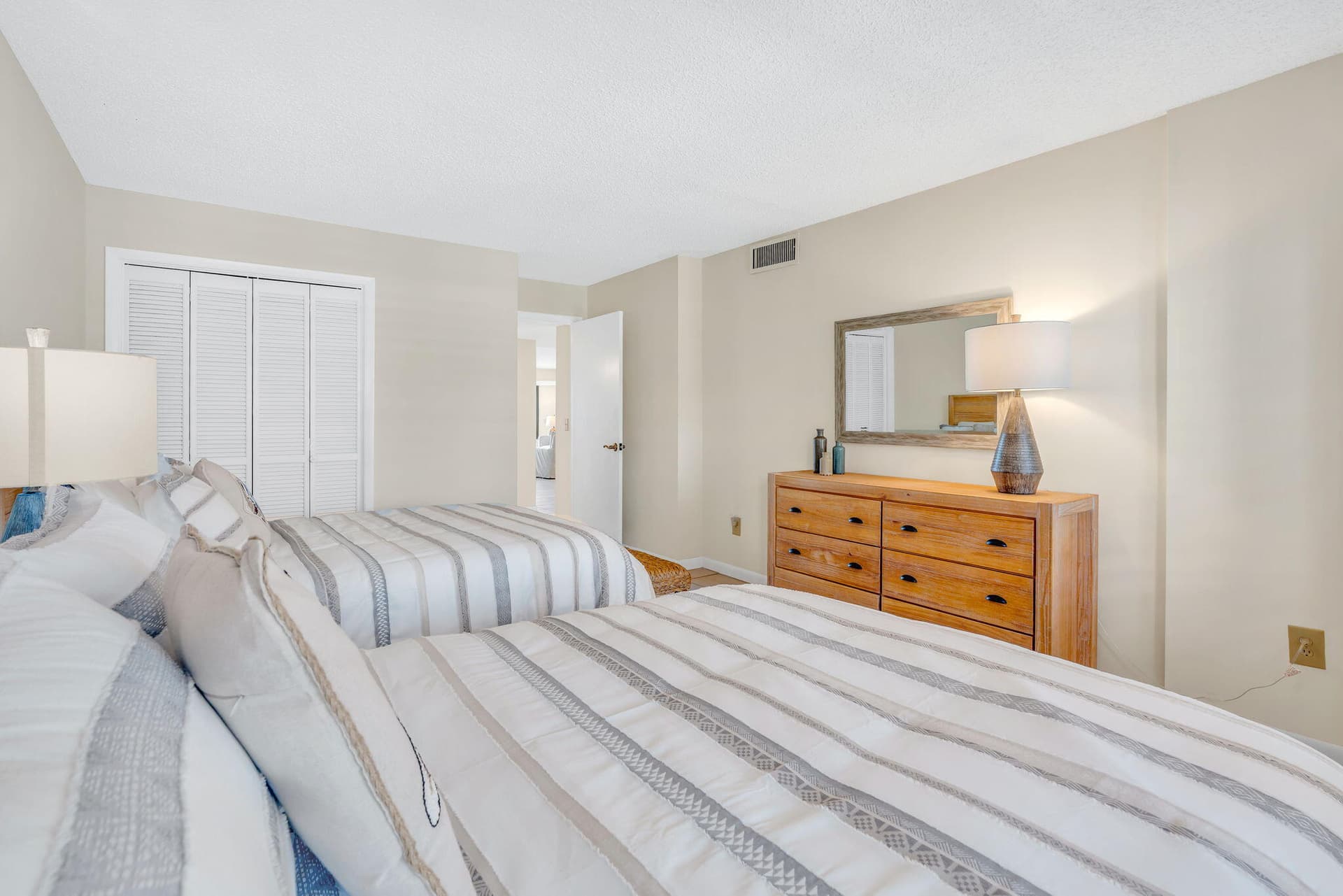 1001 W Ocean Drive 1-204 photo 24