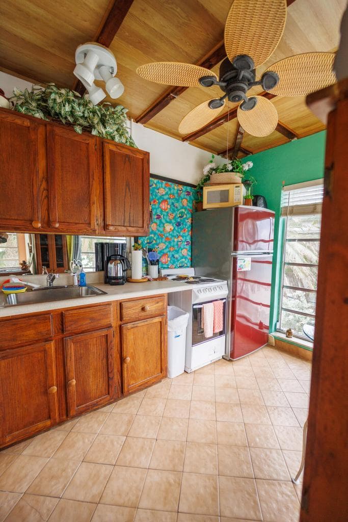 1430 Vernon Avenue photo 6