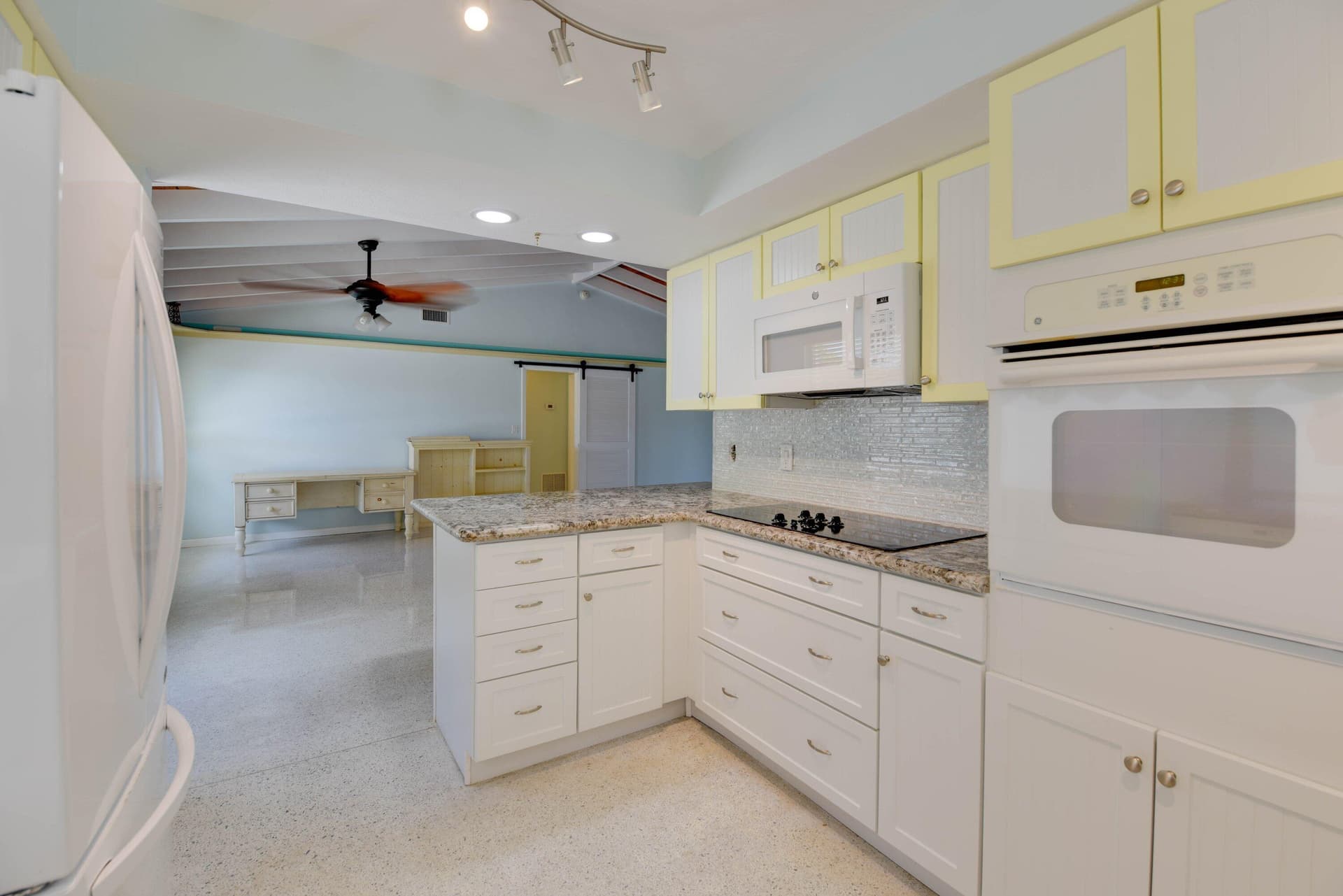 466 W Shore Drive photo 4