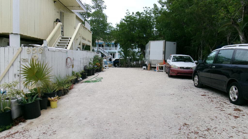 956 Shaw Drive photo 2
