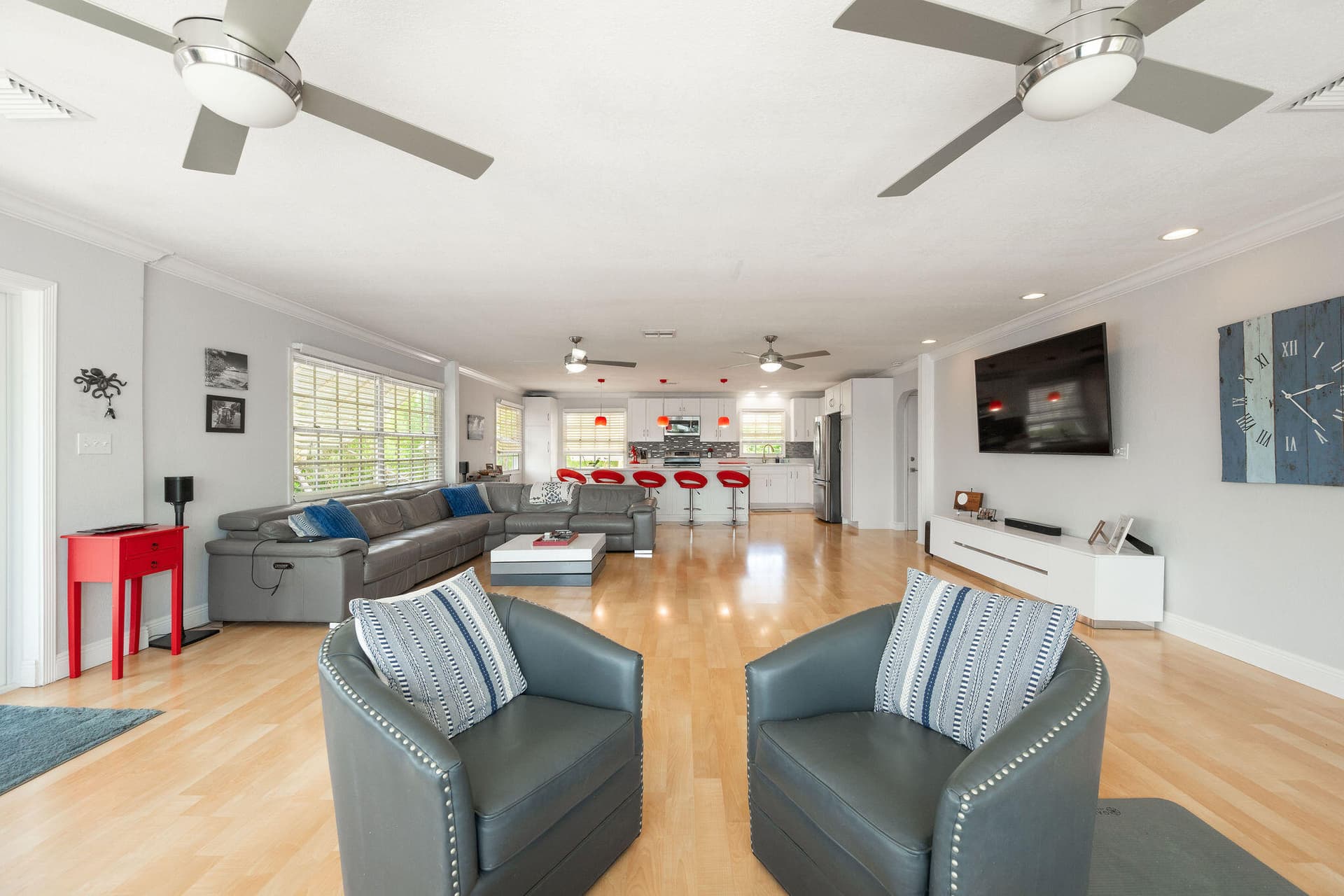 110 Avenue F photo 21