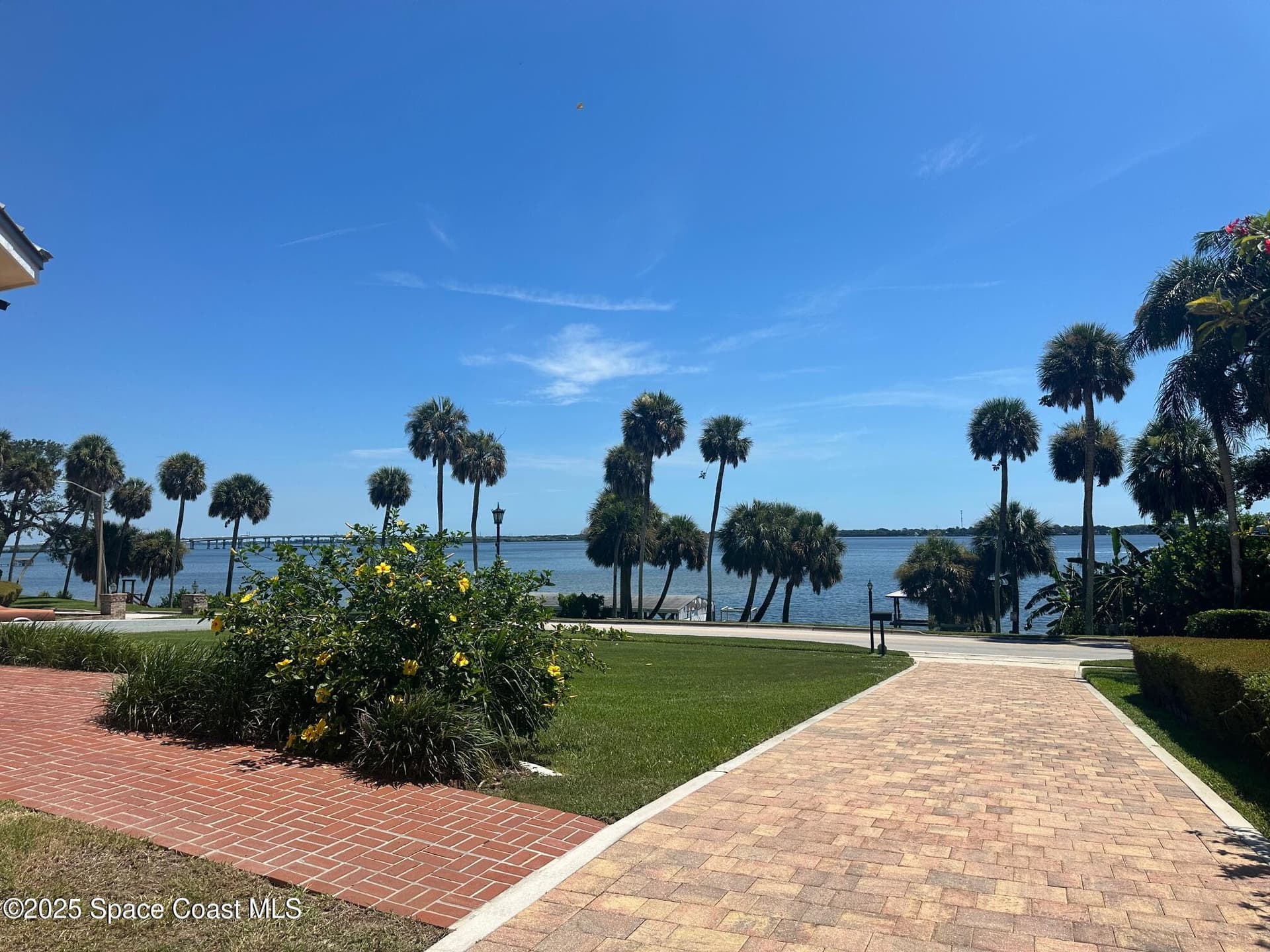 1613 N Indian River Drive photo 2