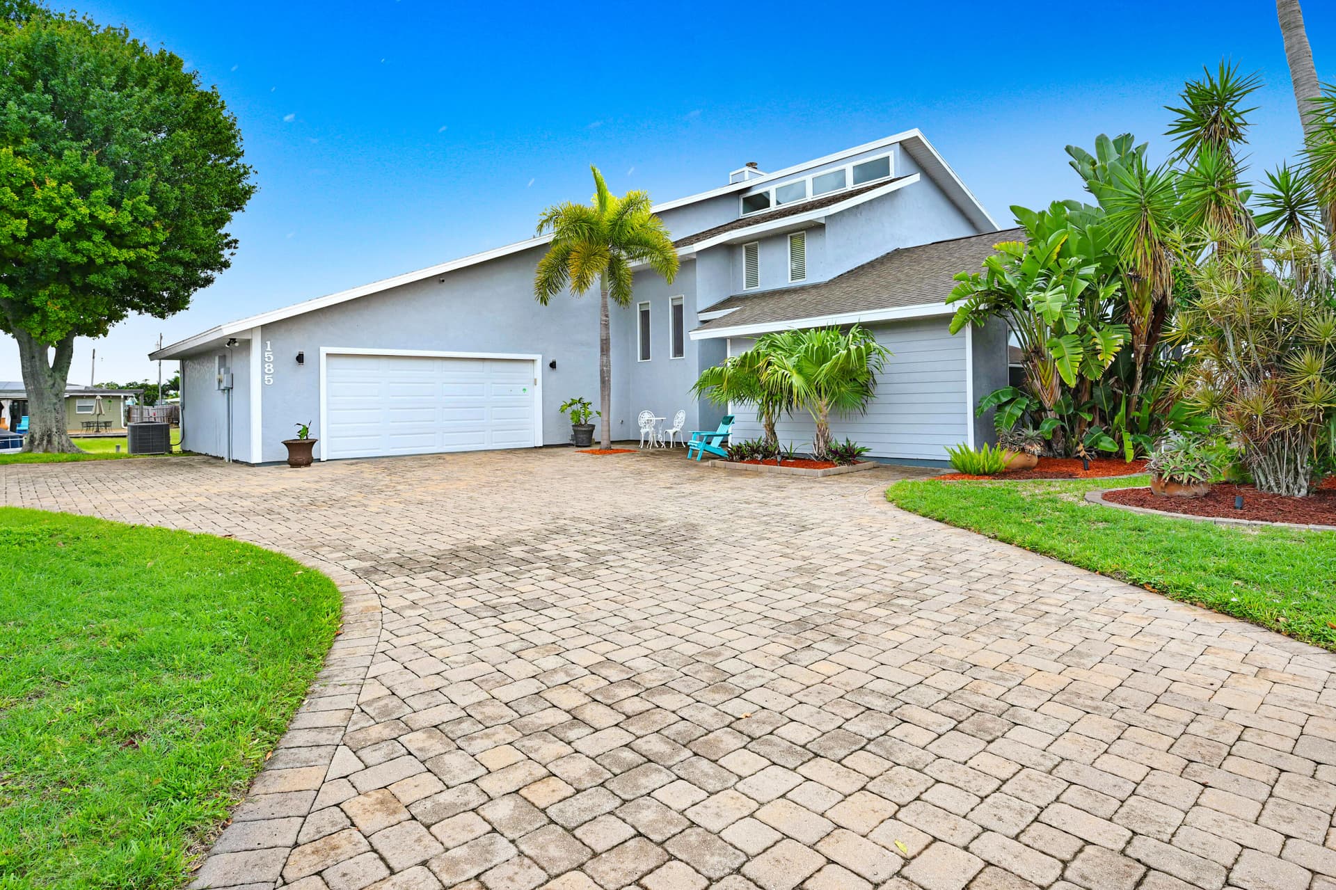 1585 Sykes Creek Drive photo 2