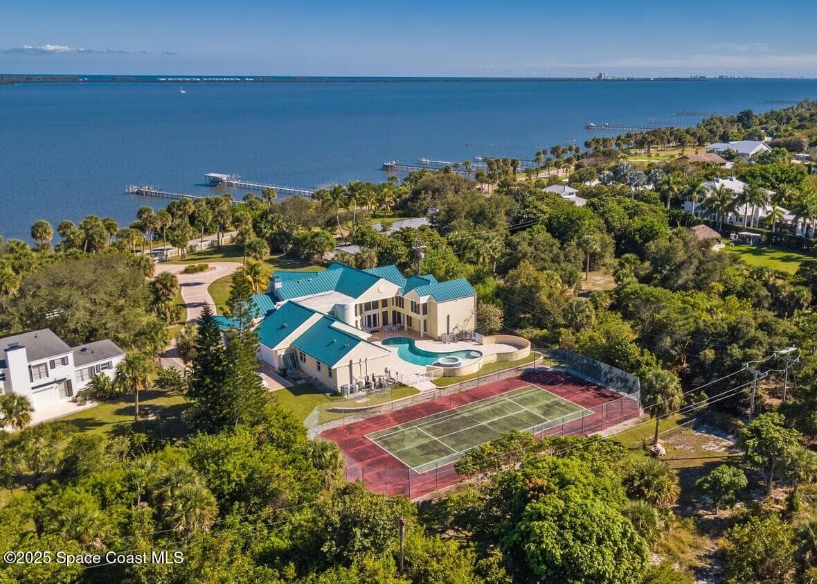 3343 S Indian River Drive photo 2