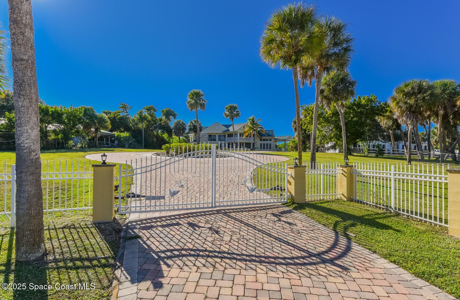 3343 S Indian River Drive photo 4