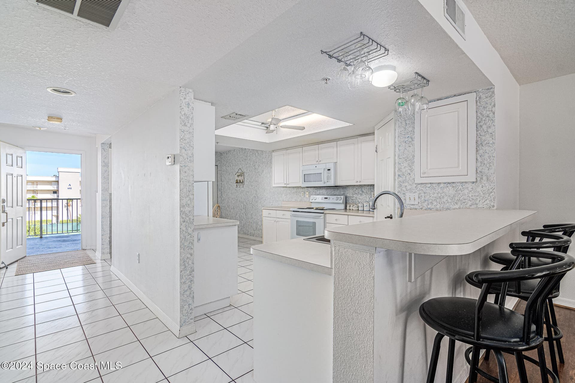 601 Shorewood Drive G402 photo 4