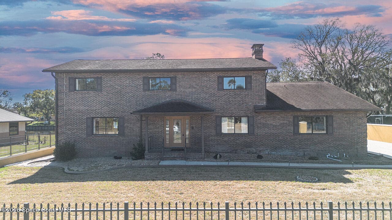 330 Sanchez Avenue photo 2