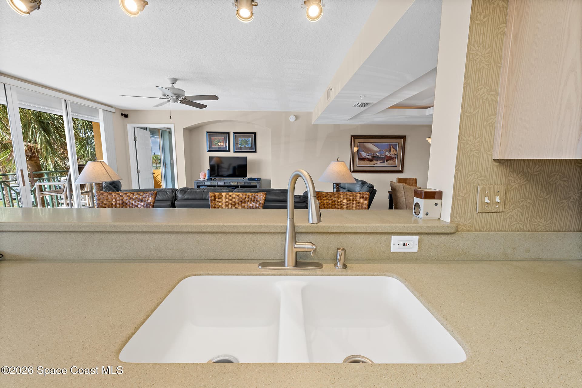 8472 Ridgewood Avenue 201 photo 12