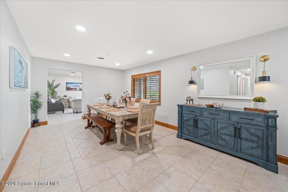 655 Kenwood Court photo 24
