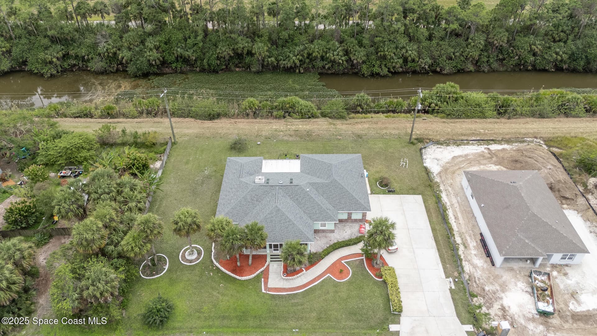 274 Lagoon Street SW photo 2
