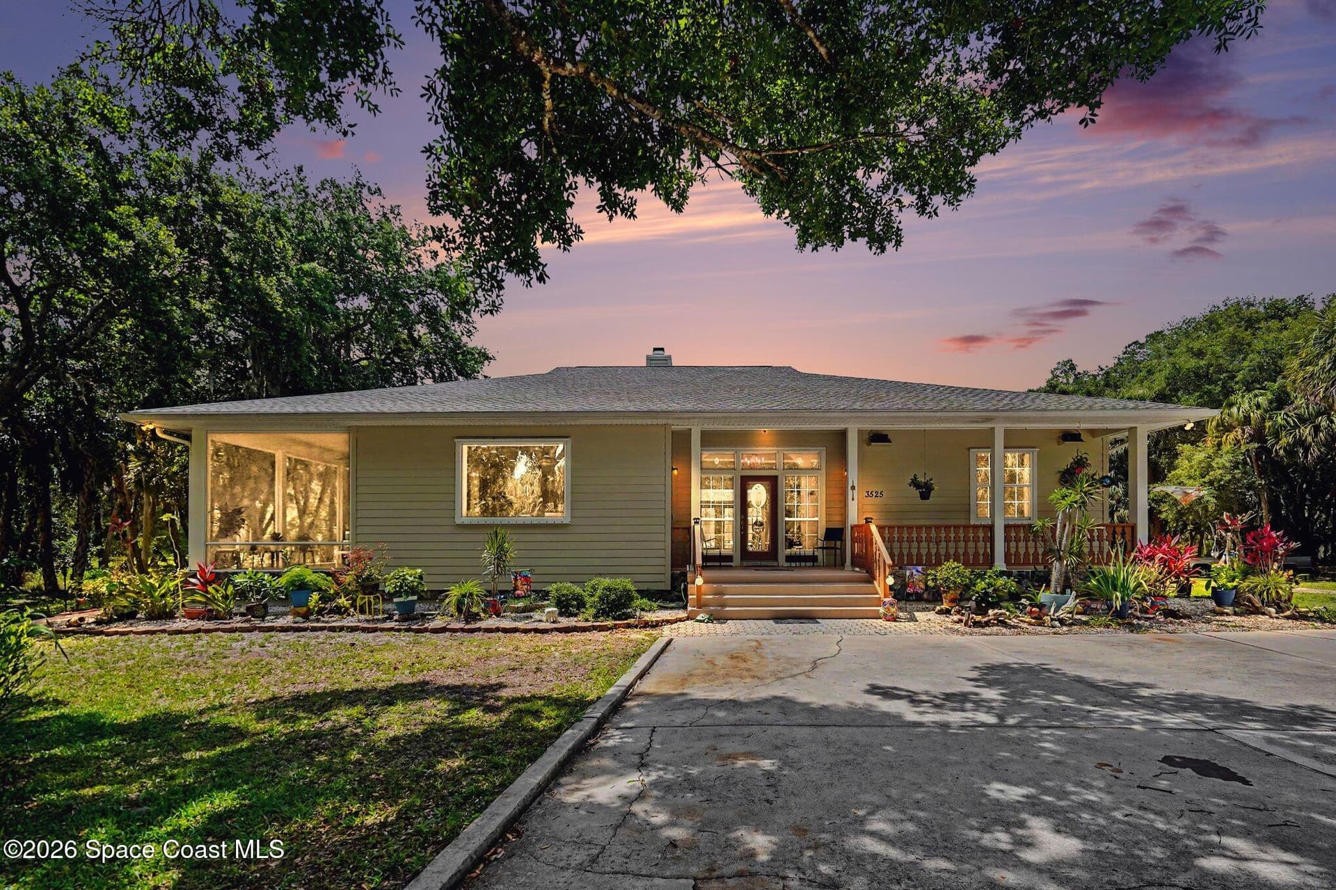 3525 Hield Road photo 2