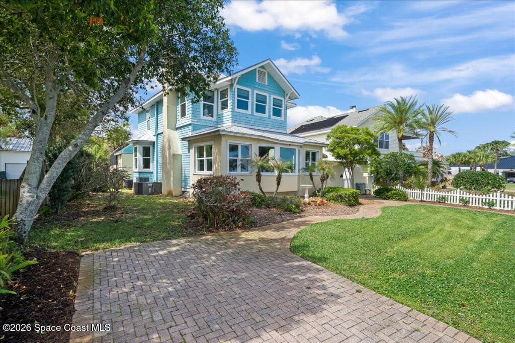 1110 Riverside Drive photo 2