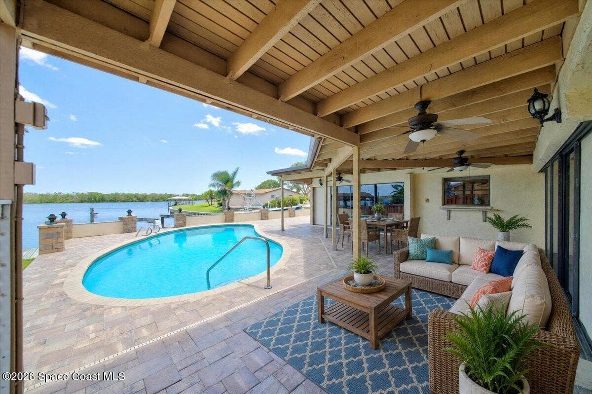 2530 Sykes Creek Drive photo 1