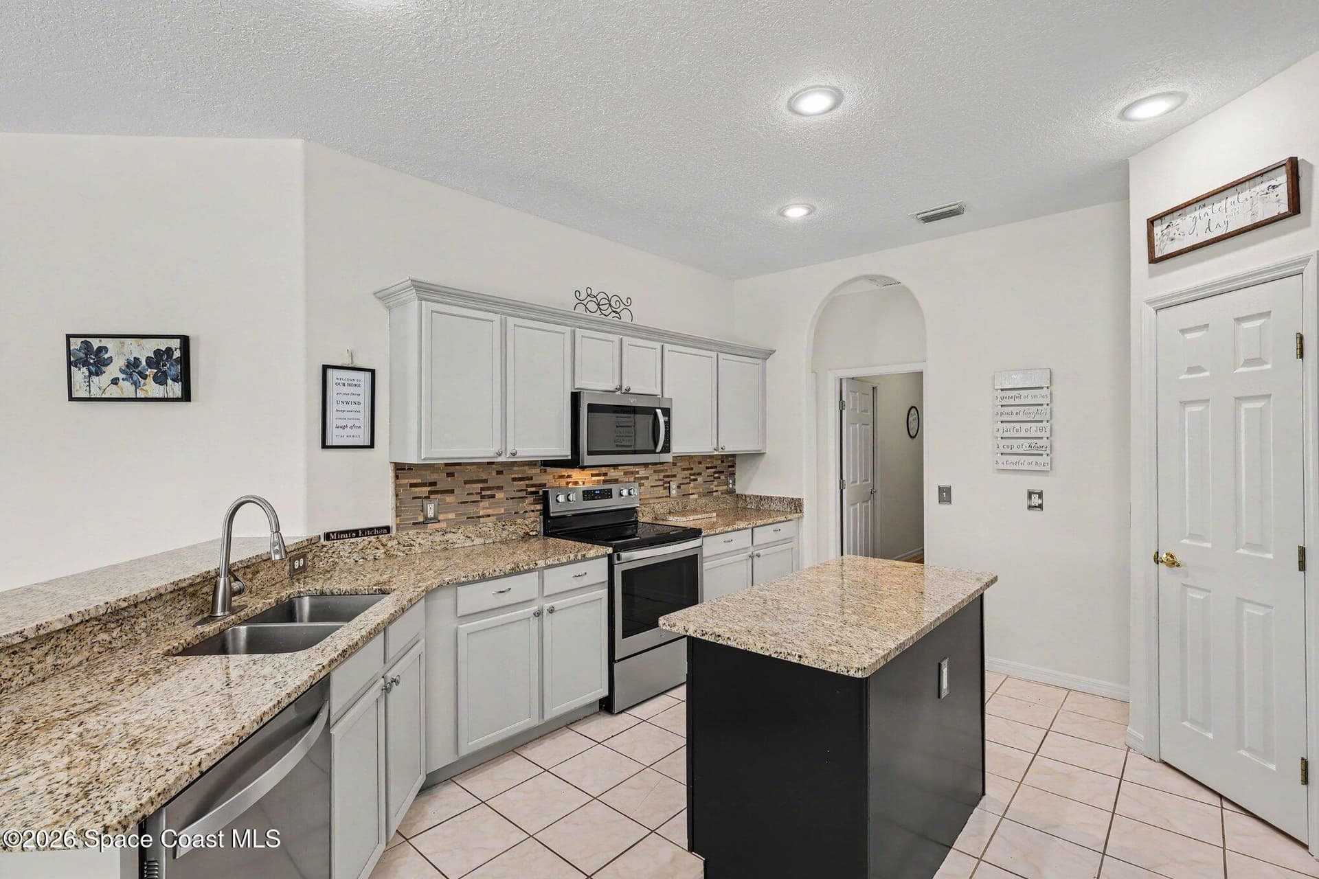 423 Stonehenge Circle photo 6