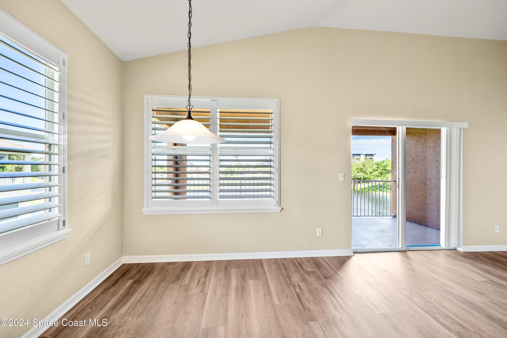 4865 Revenna Court 201 photo 9