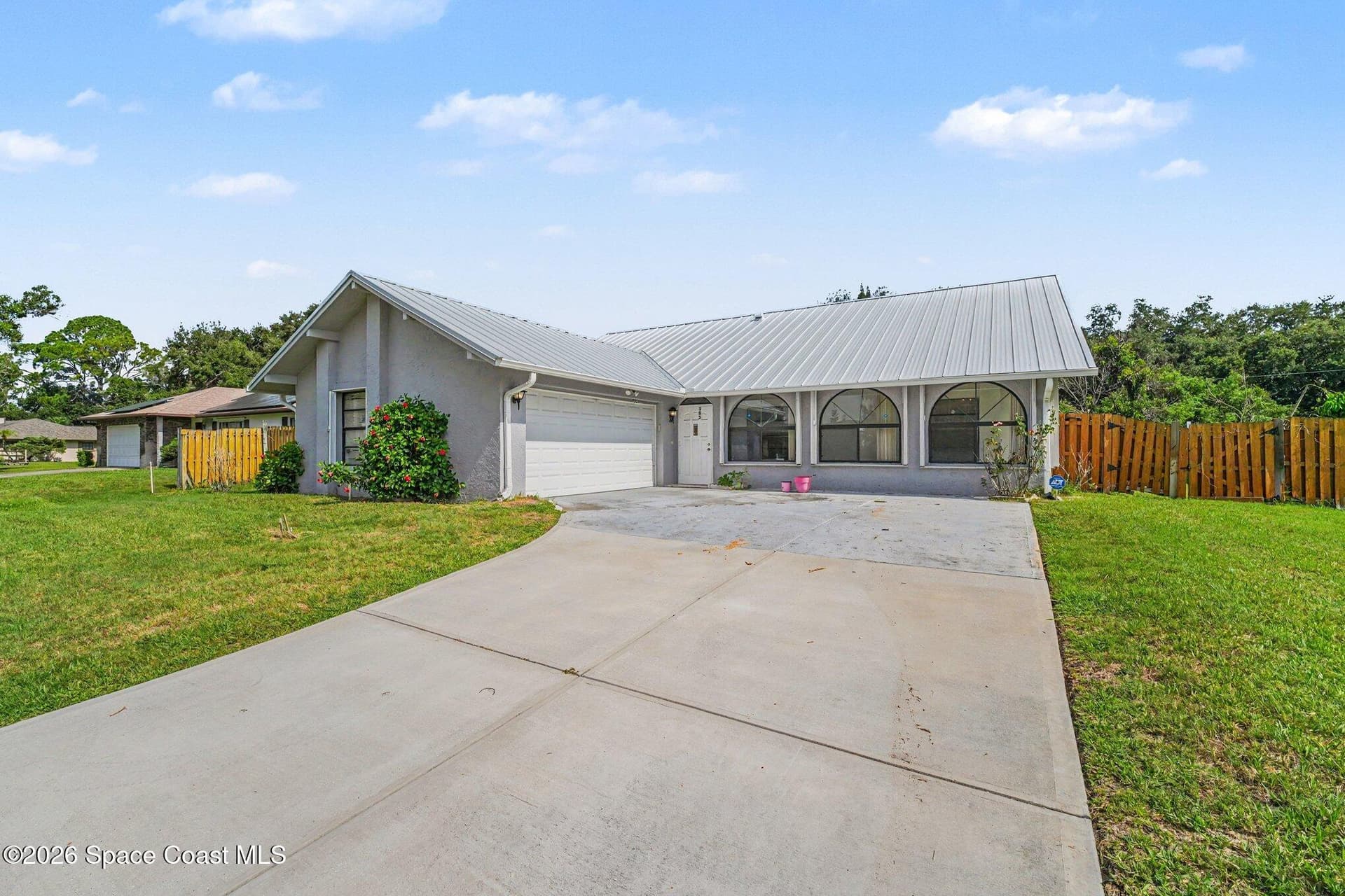 353 Krefeld Road NW photo 2
