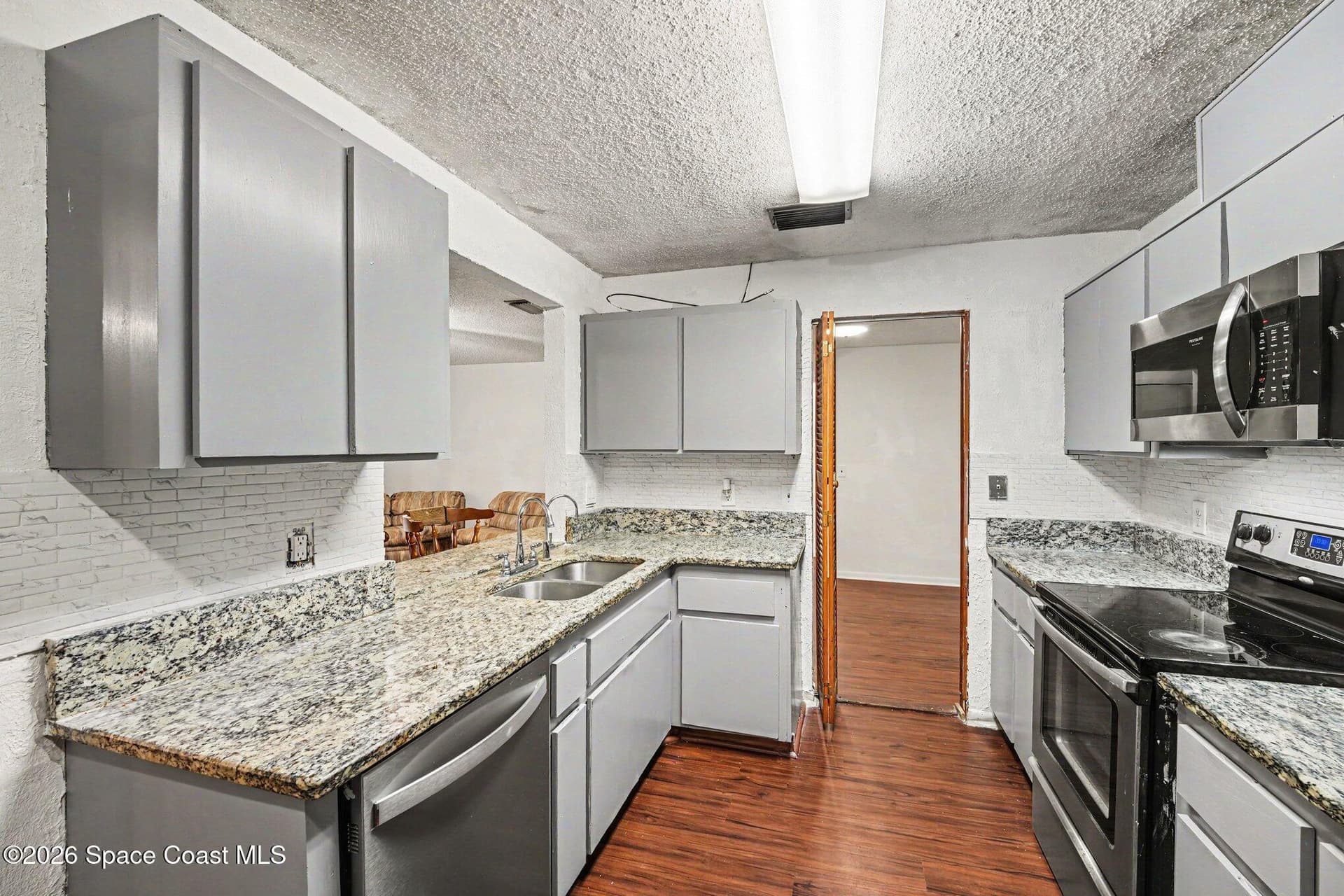 353 Krefeld Road NW photo 8