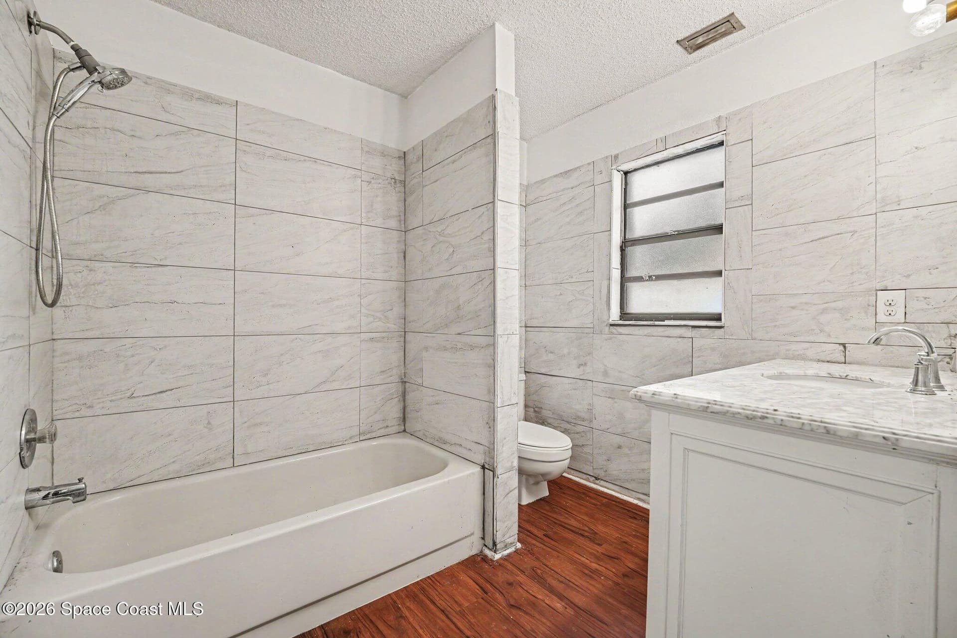 353 Krefeld Road NW photo 17