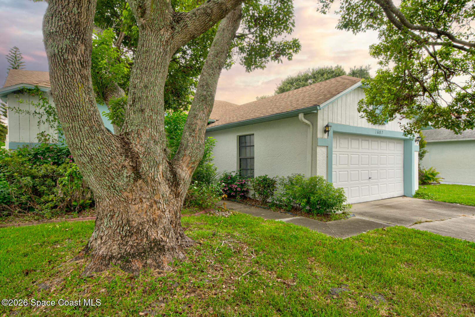 1607 Clover Circle photo 2