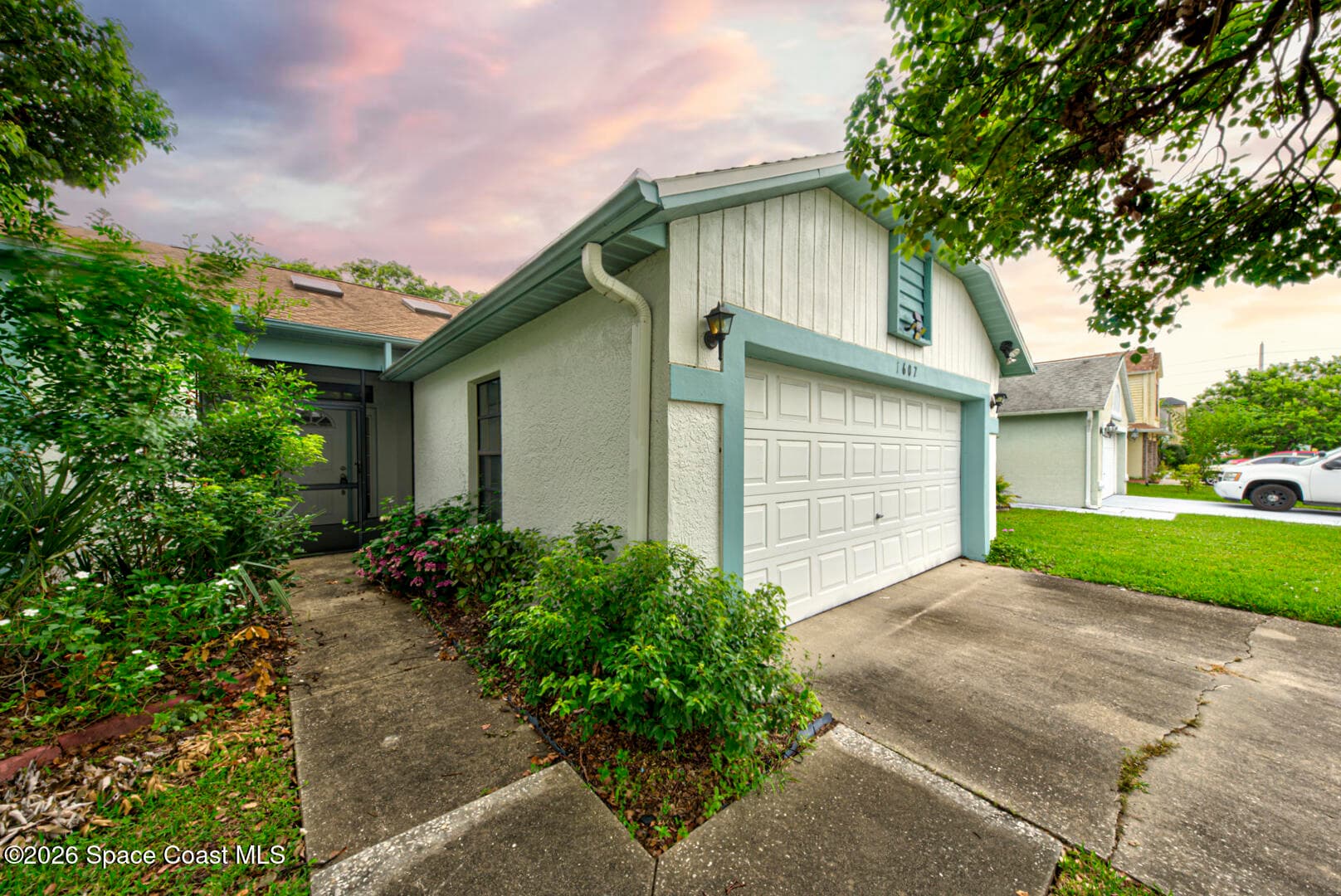 1607 Clover Circle photo 4