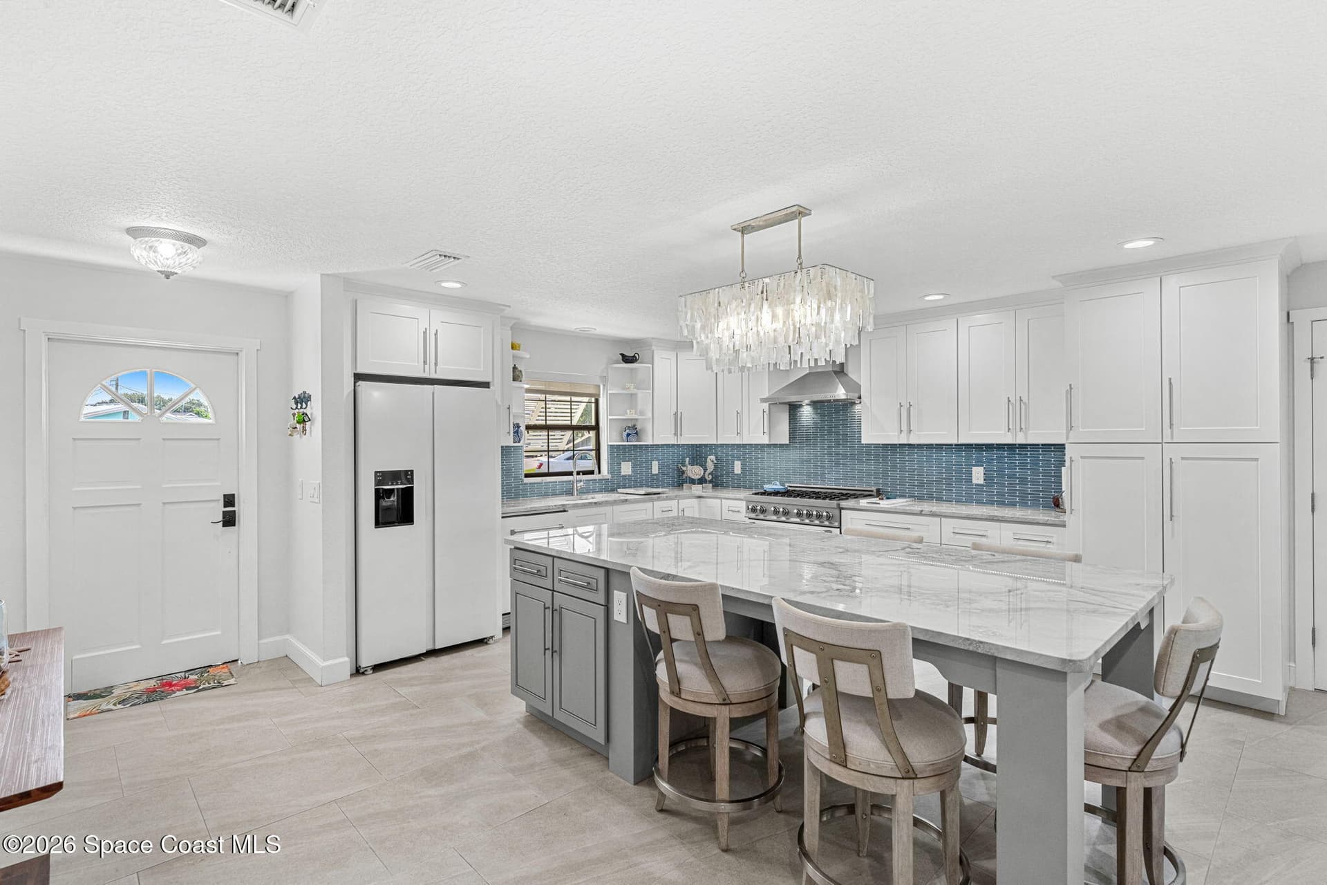 565 W Gateway Court photo 4