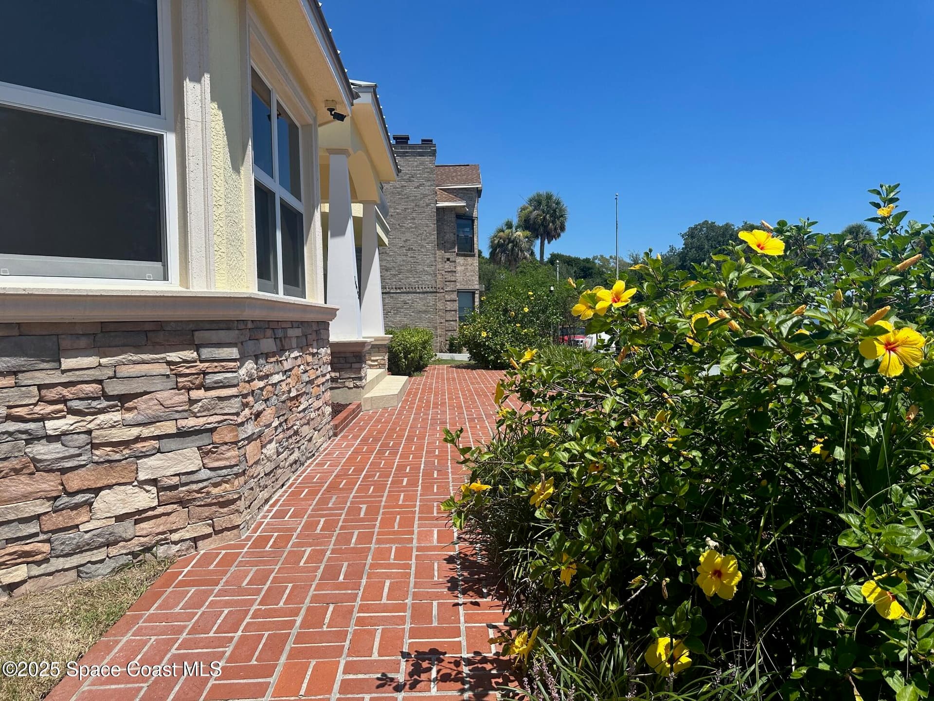 1613 N Indian River Drive photo 3