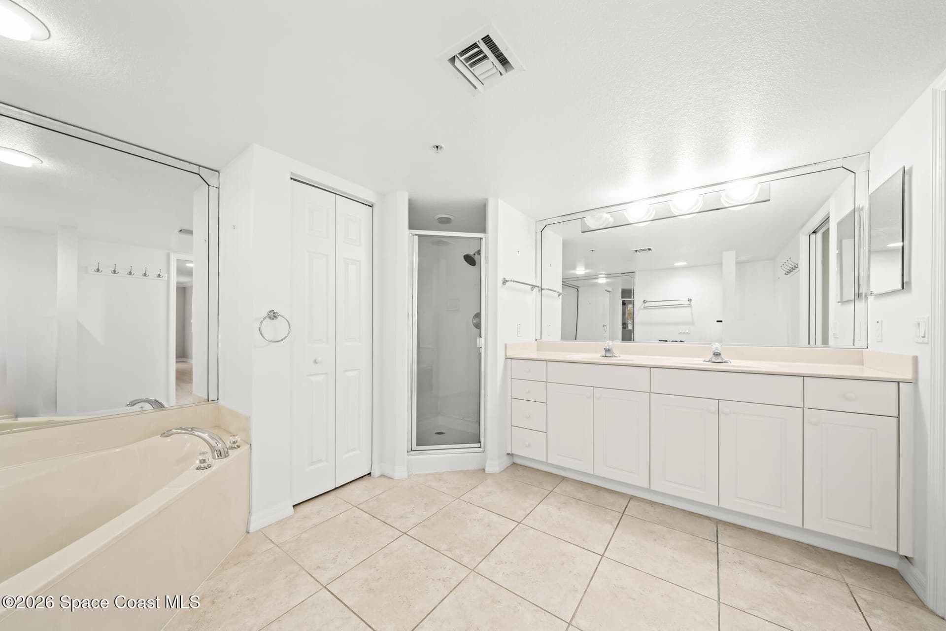 7028 Sevilla Court 202 photo 16