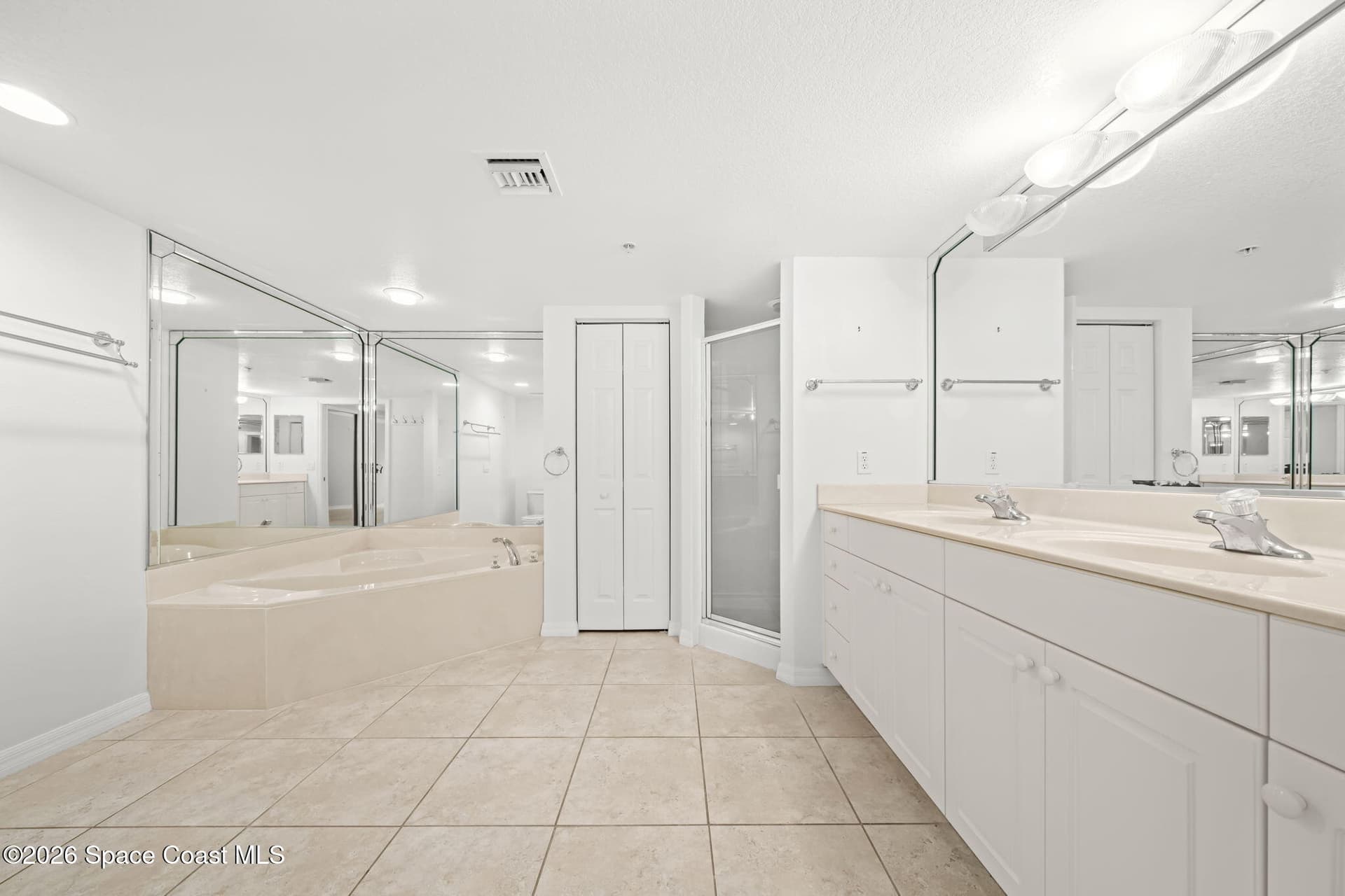 7028 Sevilla Court 202 photo 18