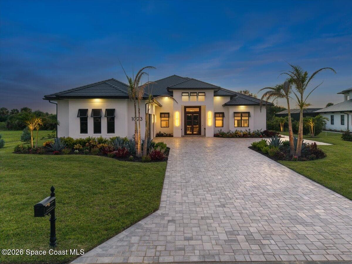1023 W Polo Grounds Drive photo 2