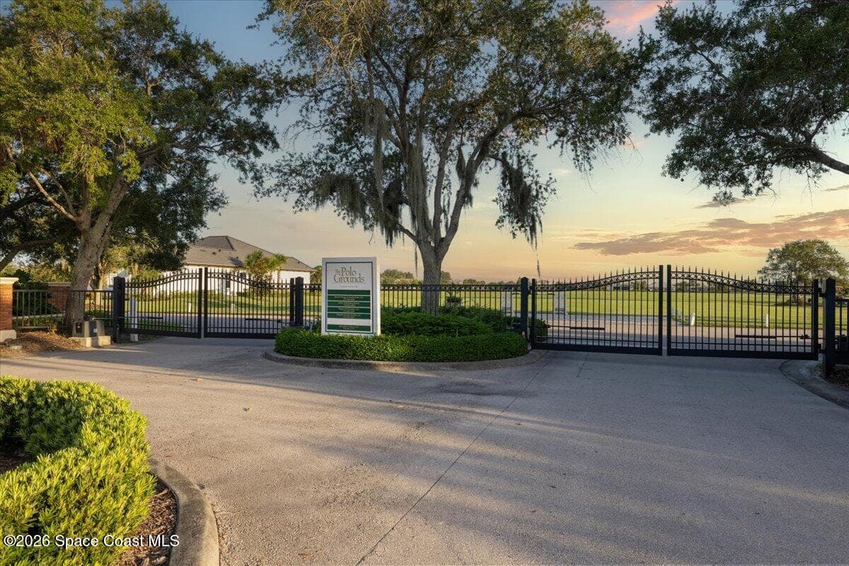 1023 W Polo Grounds Drive photo 5