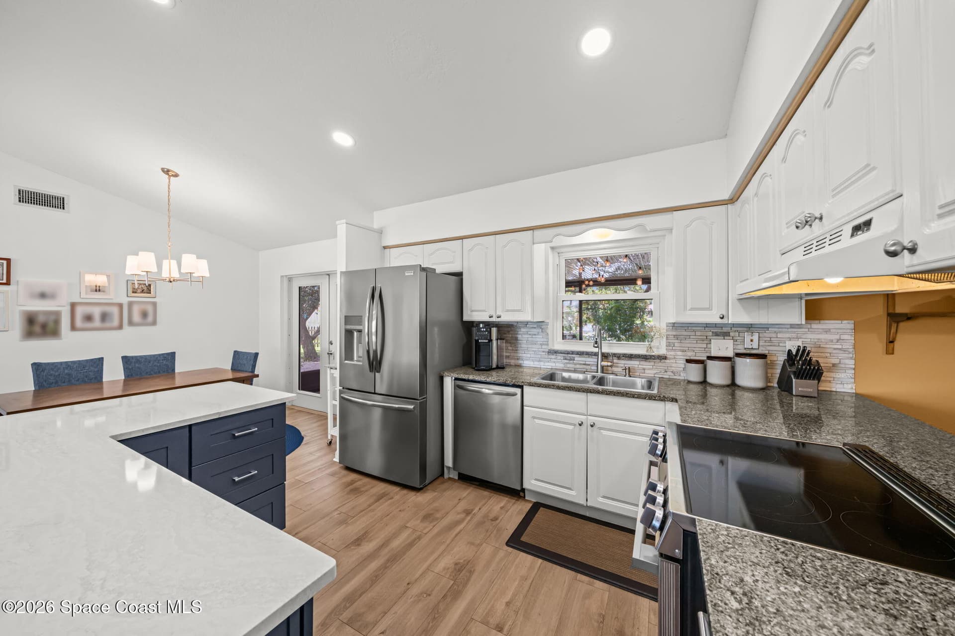 2410 Raintree Lake Circle photo 2