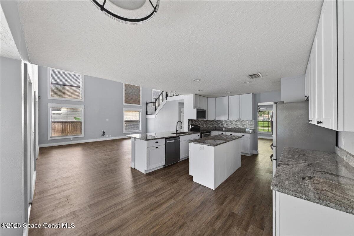 1425 Victoria Boulevard photo 22