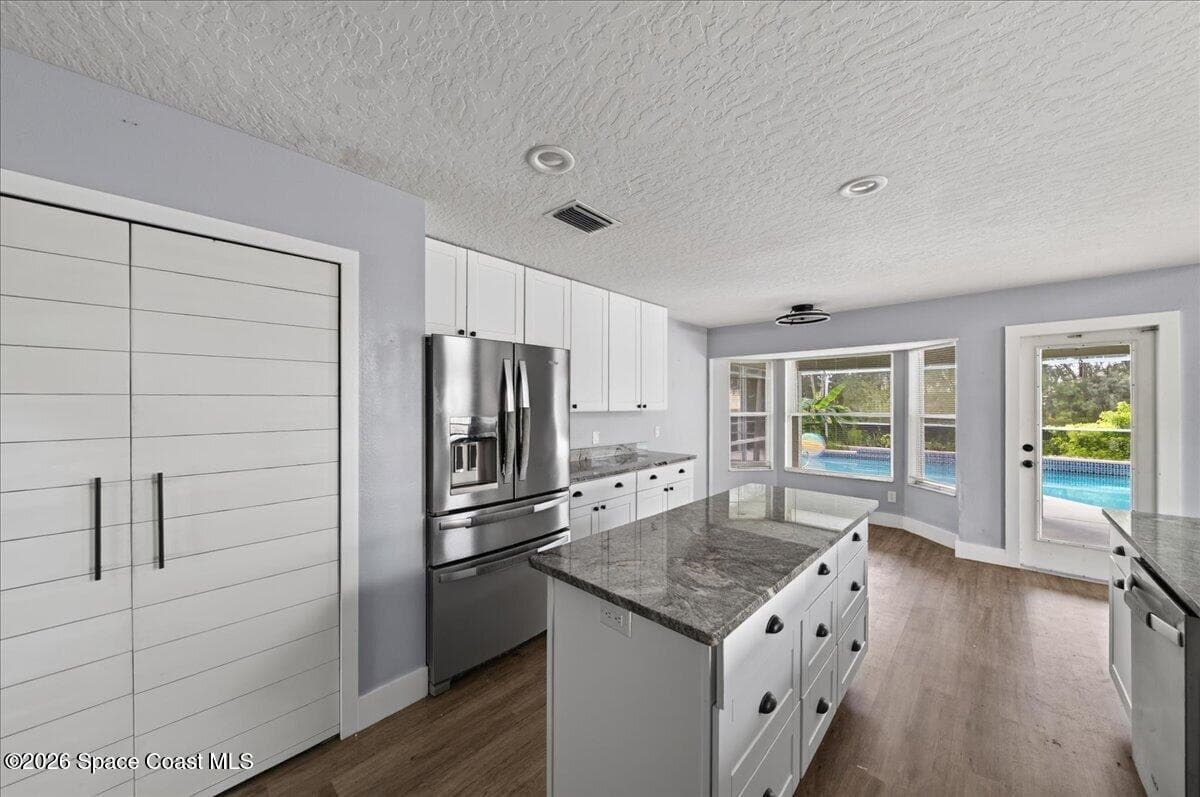 1425 Victoria Boulevard photo 23