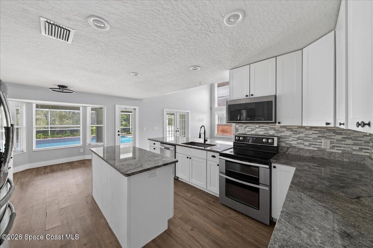 1425 Victoria Boulevard photo 24
