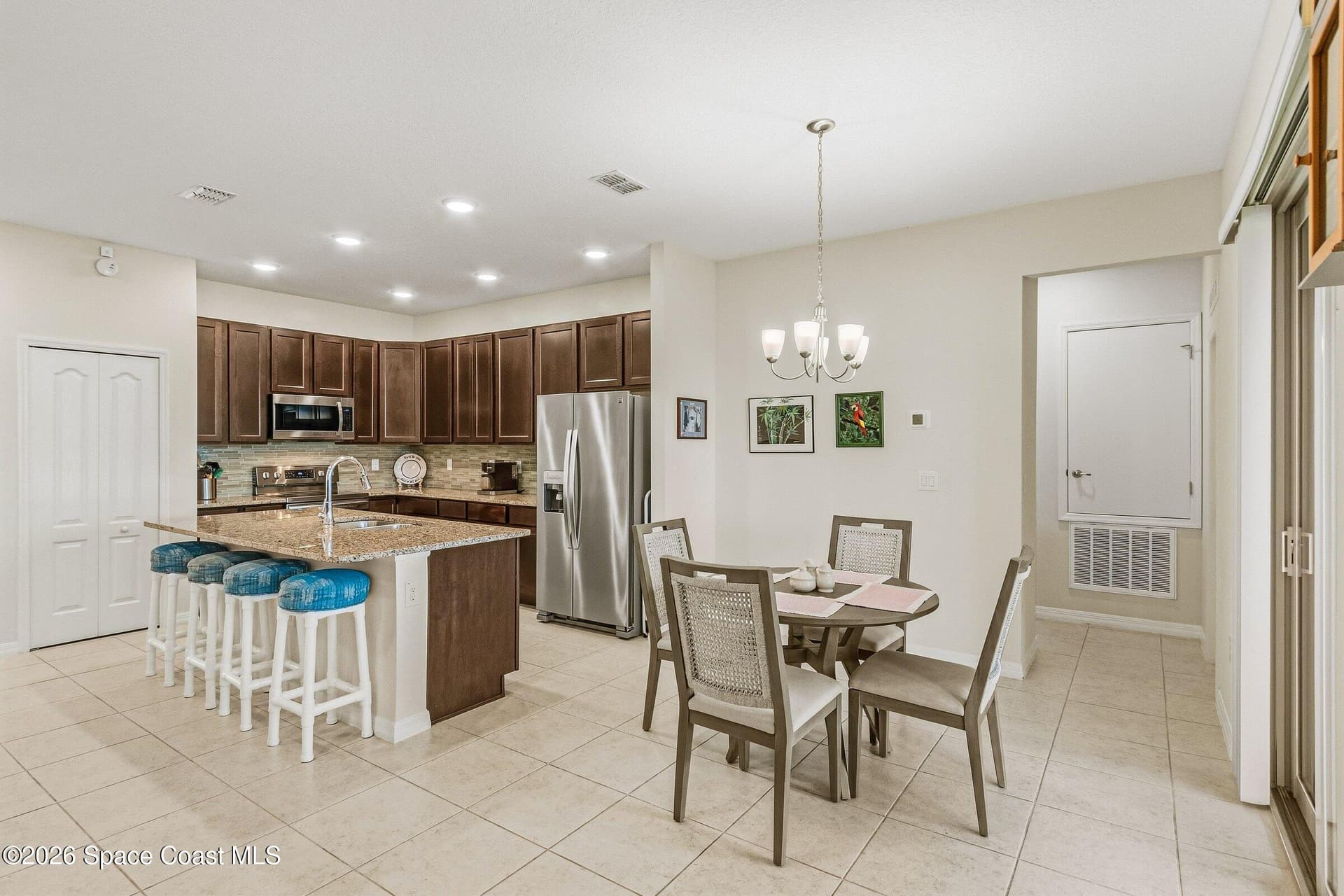 4693 Shannock Avenue photo 8