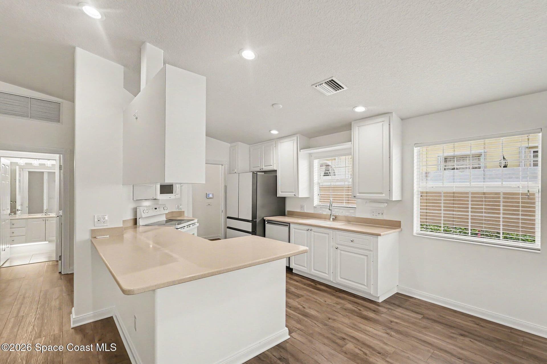 3460 Leclaire Lane SE photo 9