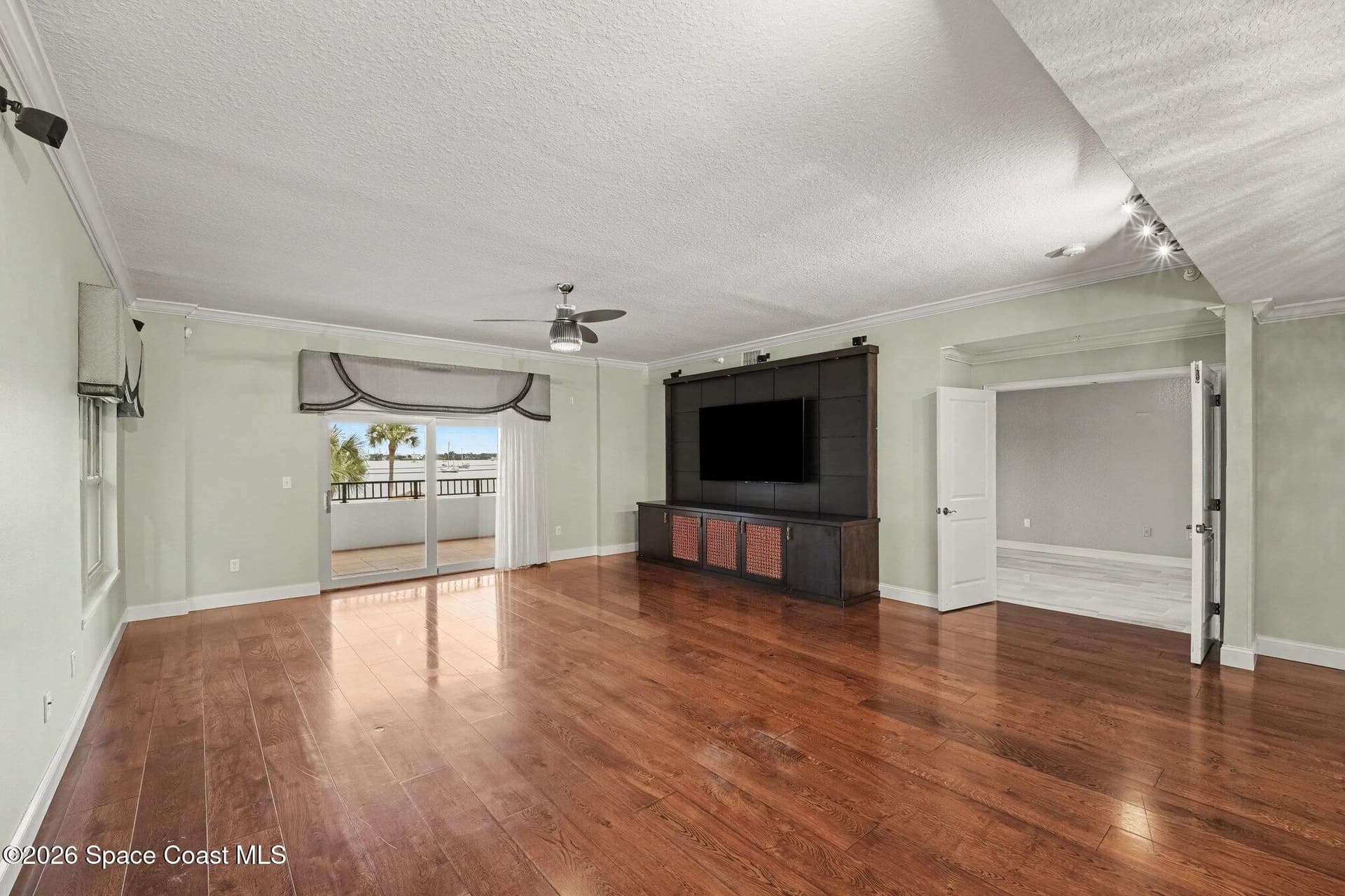 29 Riverside Drive 203 photo 23