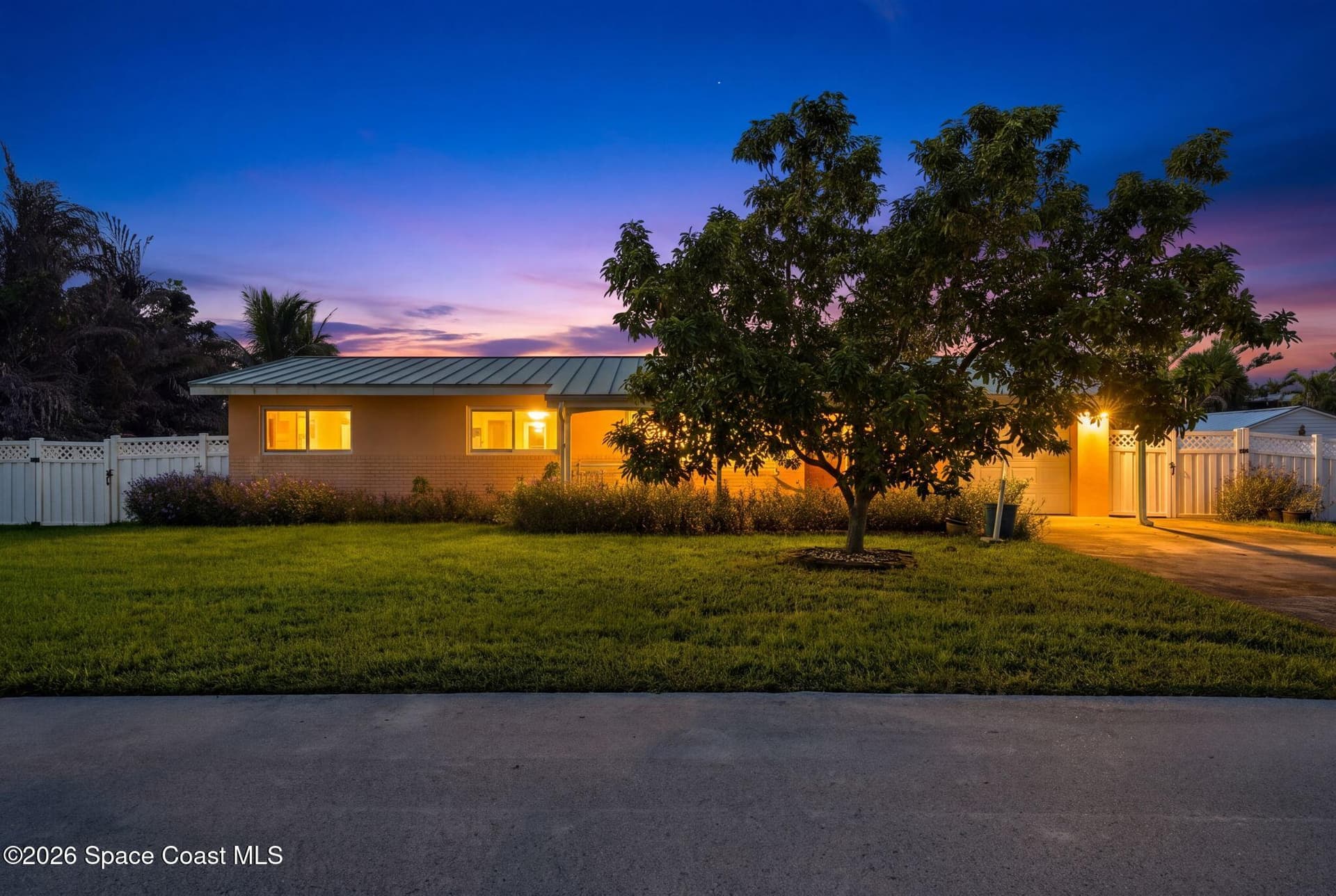6 Venetian Way B photo 2