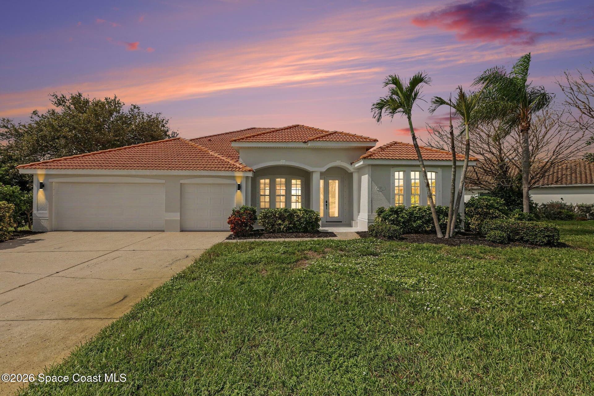572 Oceanside Boulevard photo 1