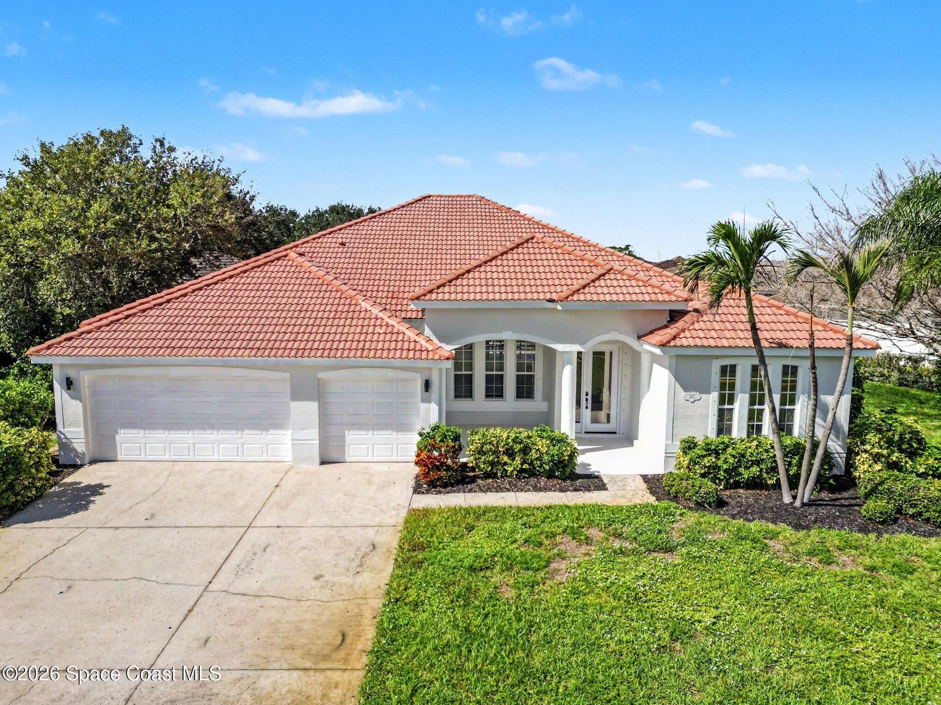 572 Oceanside Boulevard photo 2