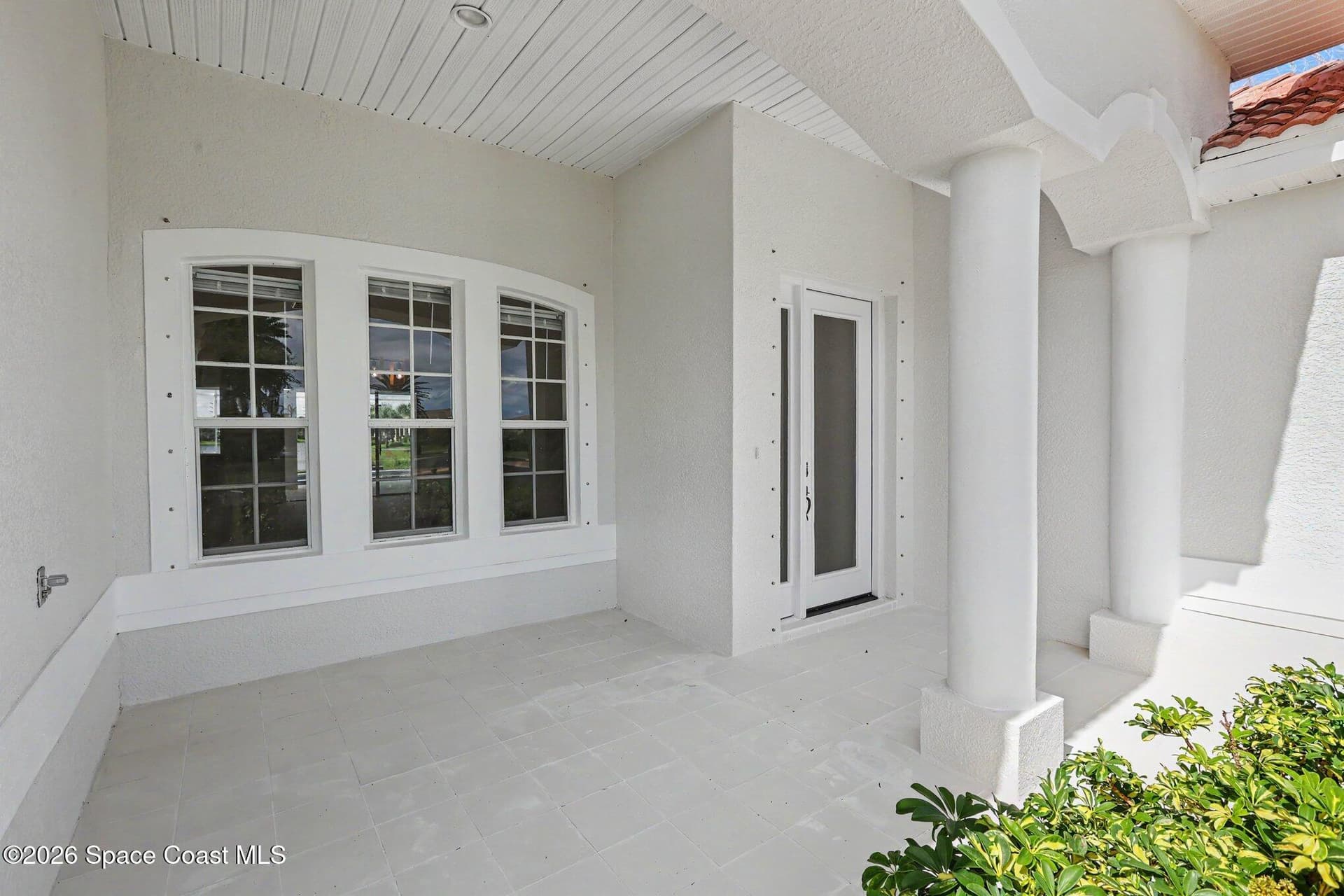 572 Oceanside Boulevard photo 4