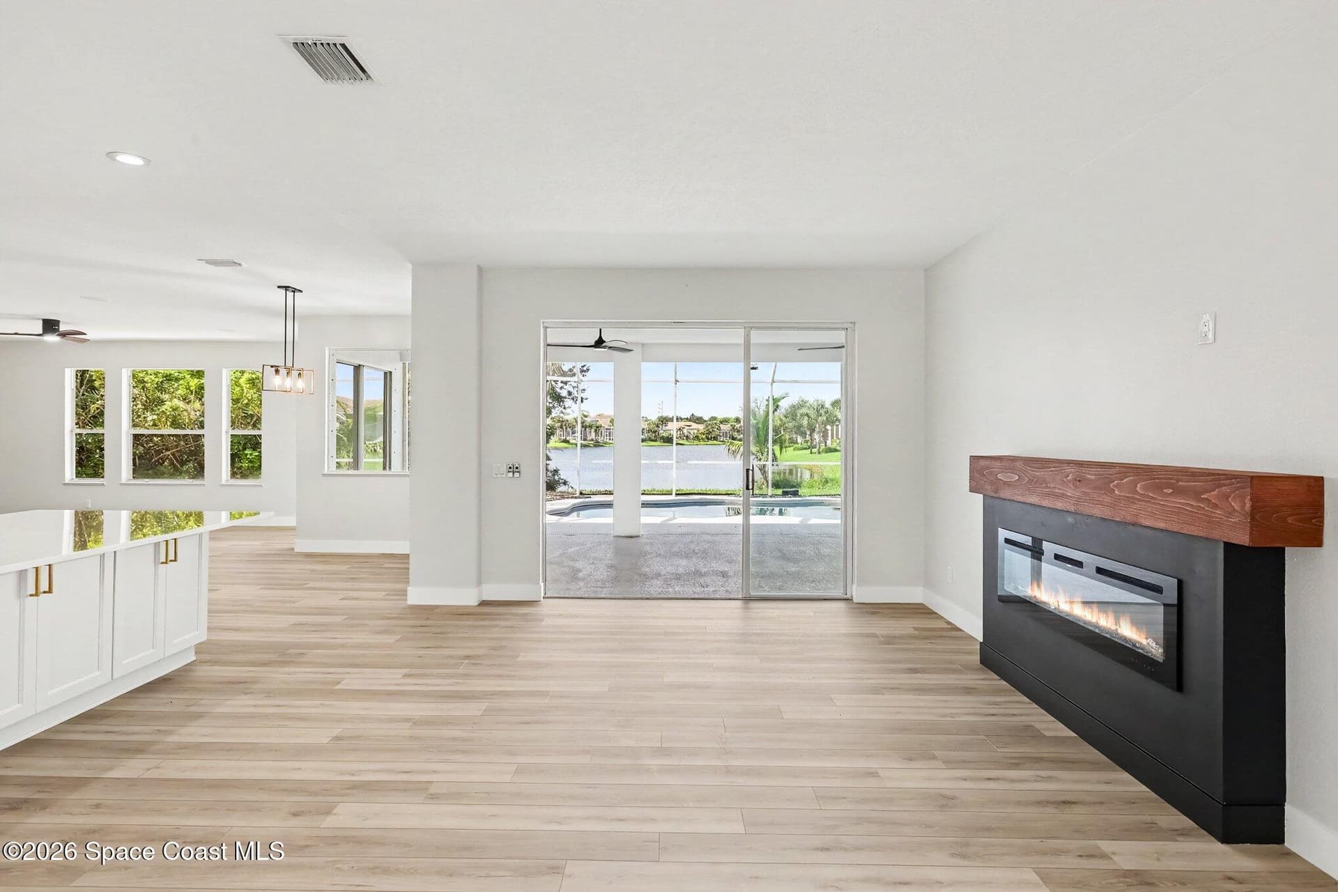 572 Oceanside Boulevard photo 5