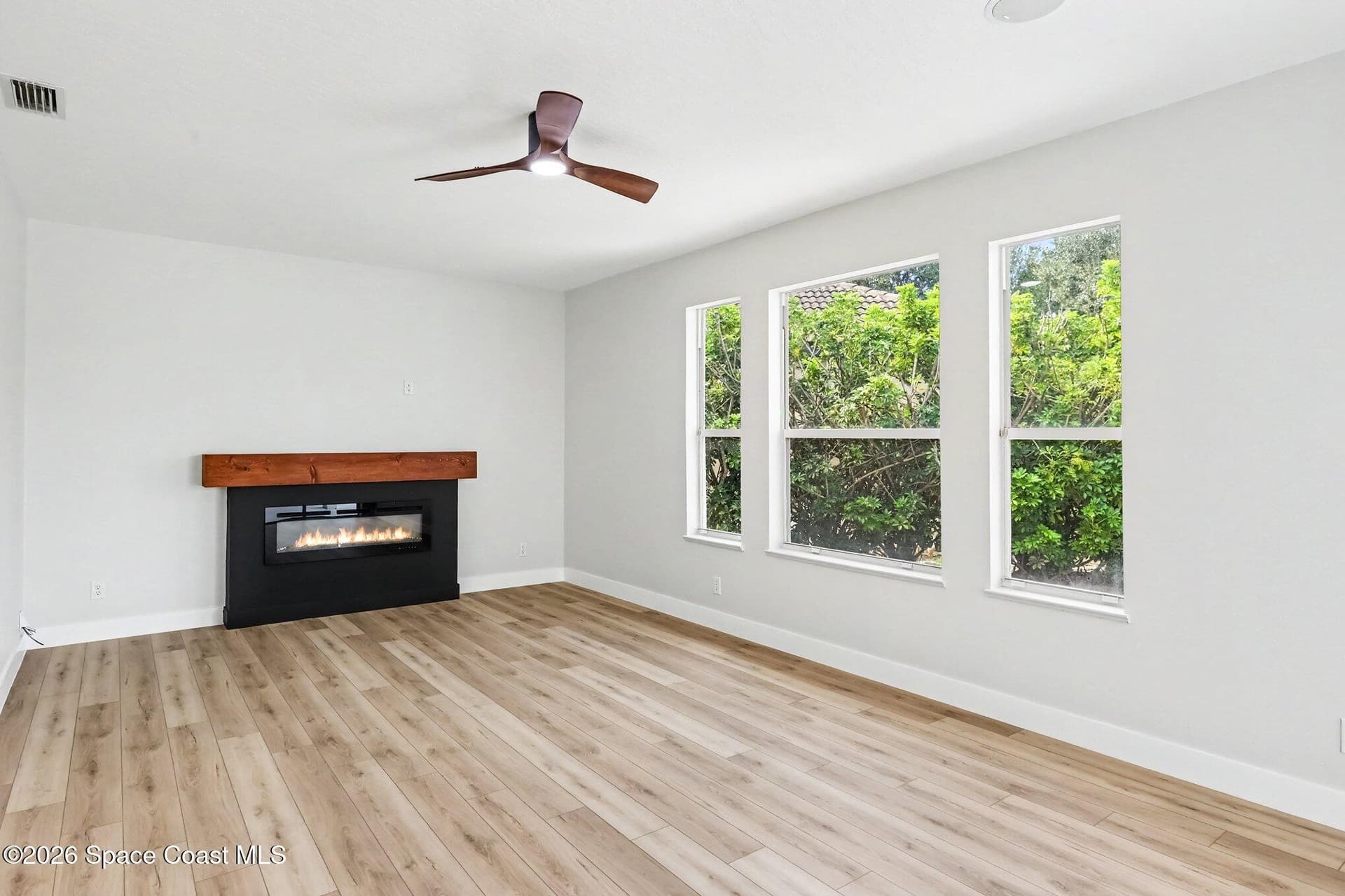 572 Oceanside Boulevard photo 15