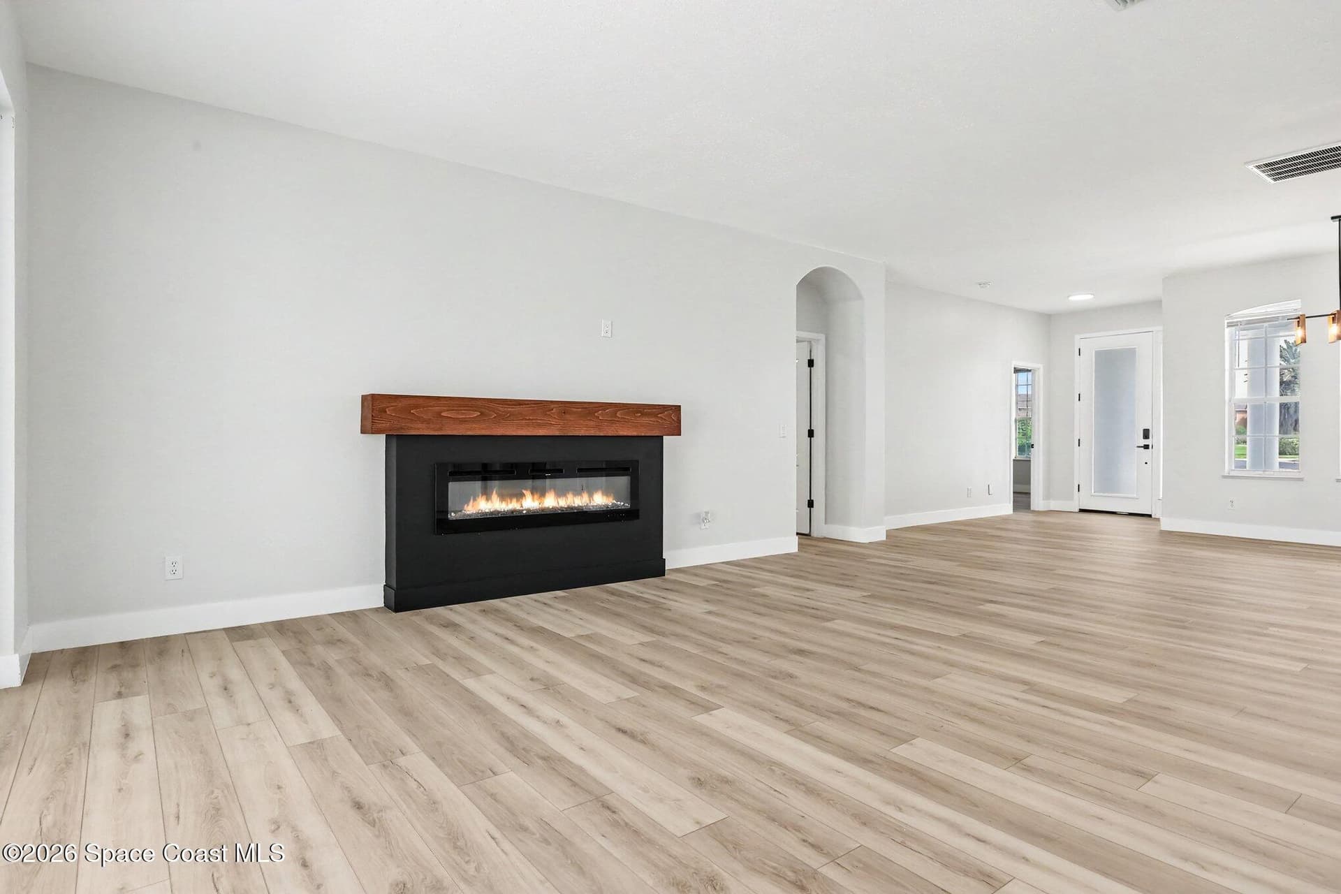 572 Oceanside Boulevard photo 6
