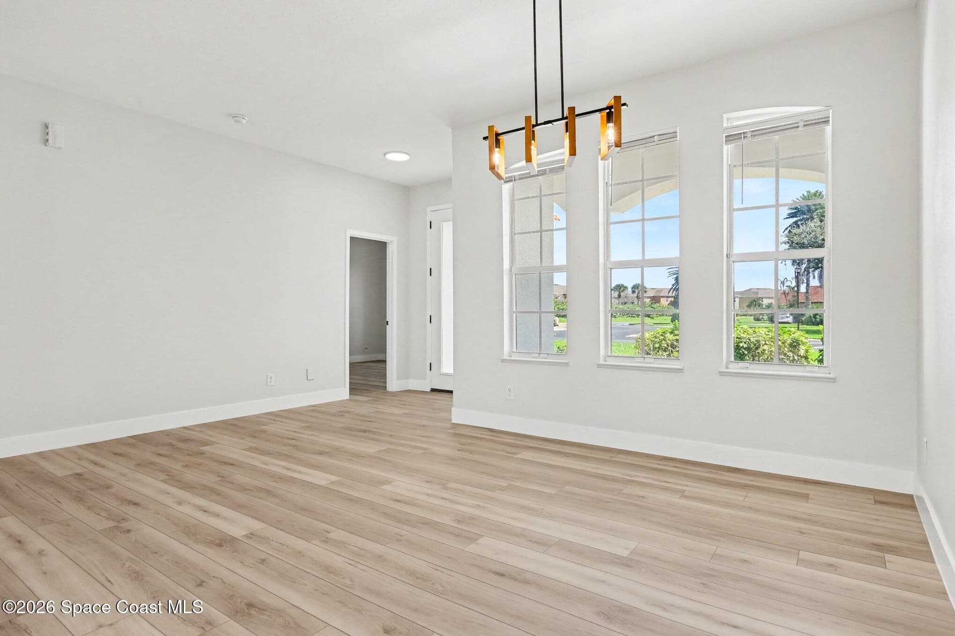 572 Oceanside Boulevard photo 13