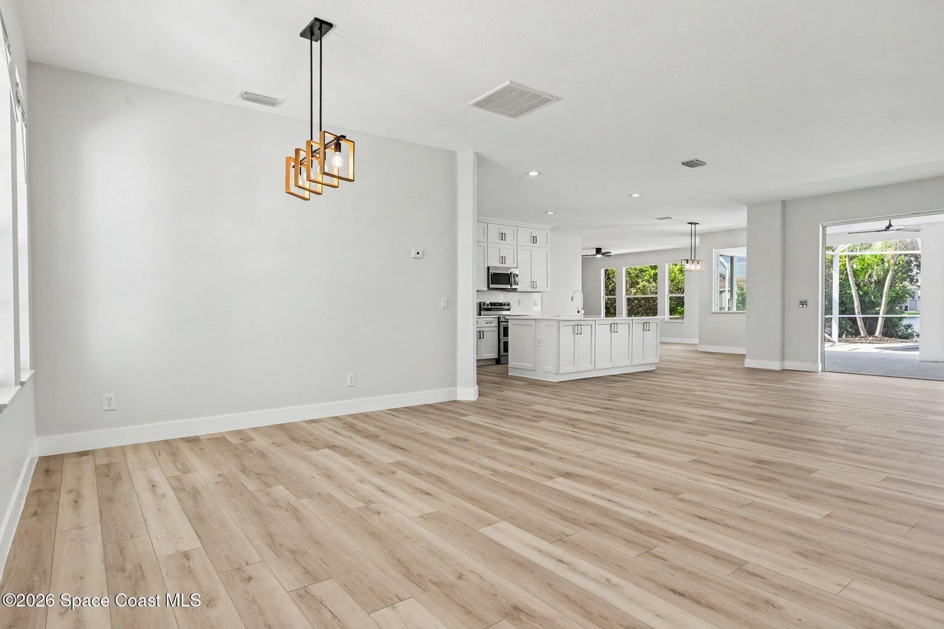 572 Oceanside Boulevard photo 7
